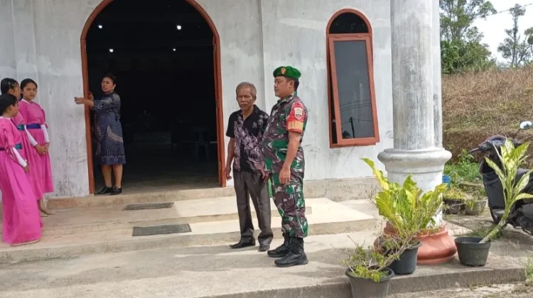 Babinsa Tunjukkan Wajah Humanis TNI saat Pengamanan Rumah Ibadah