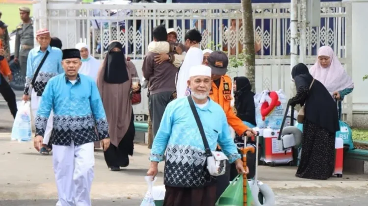 Kepulangan 229 Jemaah Haji Kota Binjai disambut Haru Keluarga