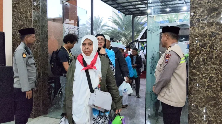 Hujan Deras Sambut Kepulangan Jemaah Haji Kloter 3 Debarkasi Medan