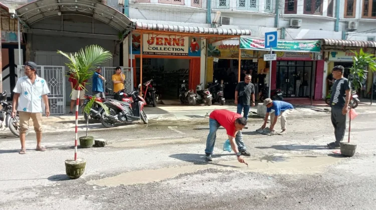 Tim Katak Kepling Kecamatan TBS Sahut Keluhan Warga, Jalan Berlubang di Jalan Cokro
