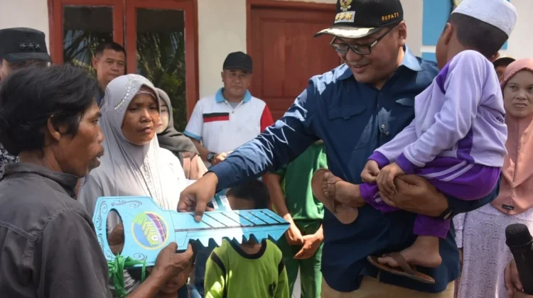 Bedah Rumah Selesai, Bupati Deli Serdang Serahkan Kunci kepada Warga
