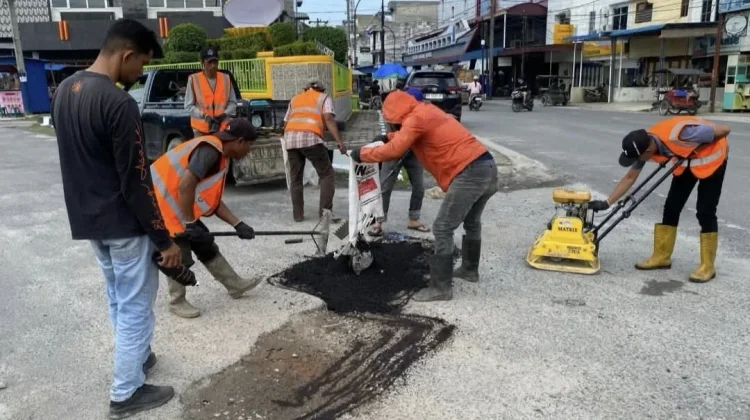Tim Bina Marga PUTR Tanjungbalai Bergerak Cepat Perbaiki Jalan Berlubang