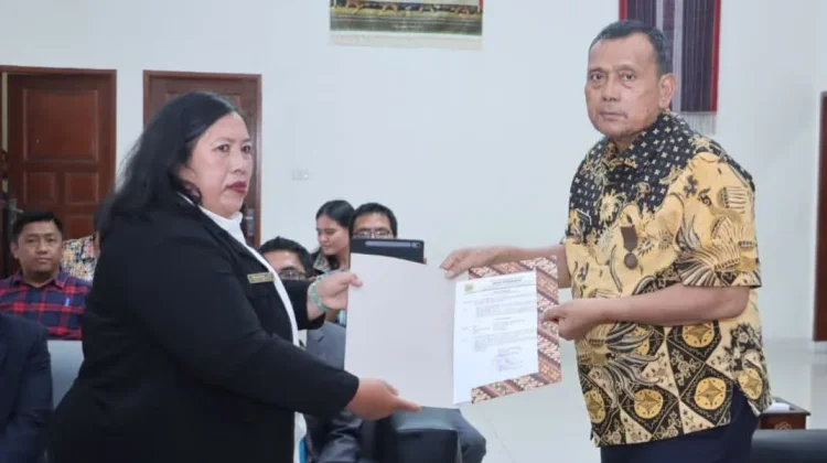 Bupati Dairi Serahkan Surat Tugas Tiga Kepala Sekolah