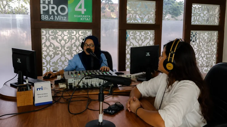 Bahasa Asing Perlu Dikuasai, Bahasa Indonesia dan Daerah Tetap Harus Diutamakan