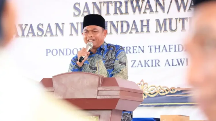 Puluhan Santri Angkatan Pertama Pesantren Darul Zakir Alwi Diwisuda