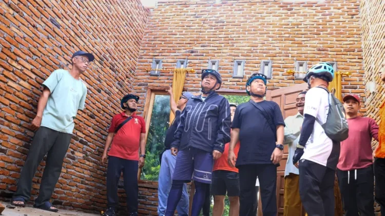 Bupati Sergai Tinjau Rumah Warga Rusak Diterjang Angin