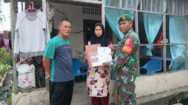 Babinsa Asahan Bersama Disdukcapil Bantu Warga Urus Akta Kelahiran Anak