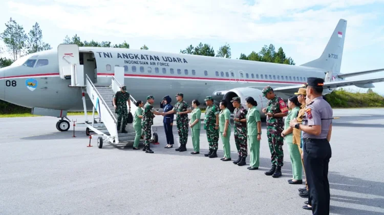 Pangdam I/BB Sambut Kedatangan Kasad dan Ketua Umum Persit KCK di Bandara DTB Silang