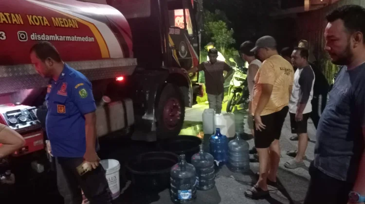 Penuhi Kebutuhan Air Bersih Warga,Wali Kota Medan Kerahkan Armada Damkarmat