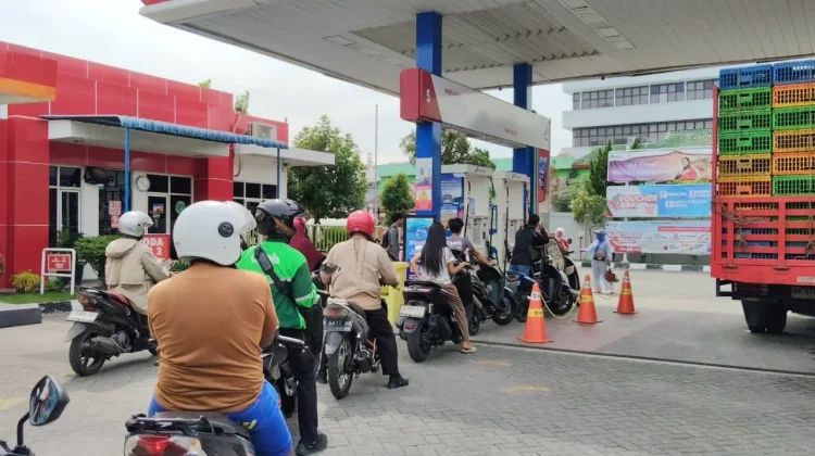 Antrean Panjang di SPBU Sejak Pertamax Naik Berpotensi Jadi Pemandangan Biasa
