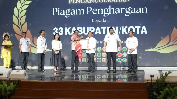 Wabup Samosir Terima Penghargaan Pembentukan Posbankum
