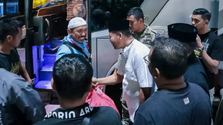 Ratusan Jemaah Haji Disambut Haru saat Tiba di Masjid Agung Sergai