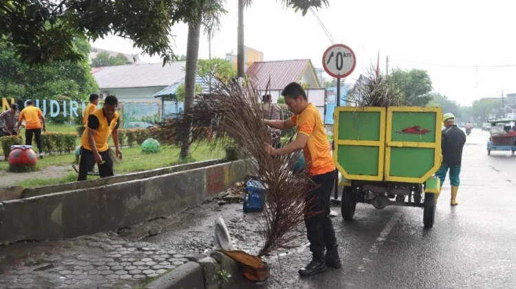 Sambut Peringatan Hari Bhayangkara, Polres Bersihkan Fasilitas Publik