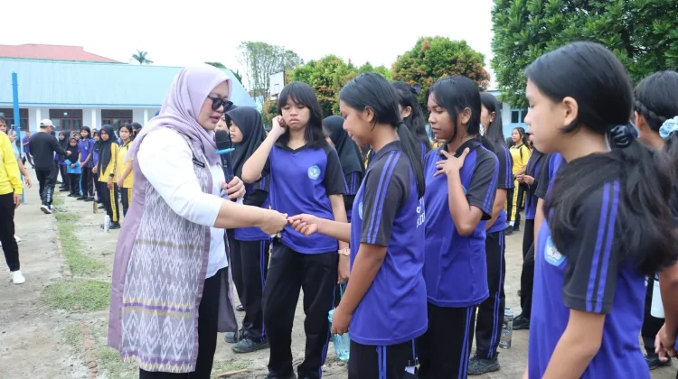 Gerakan Aksi Bergizi, TP PKK Dairi Bagikan Tablet Tambah Darah di SMPN 2 Sidikalang