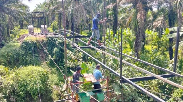 Kodim 0203/Langkat Bangun Jembatan Gantung Penghubung Antarlingkungan di Kelura