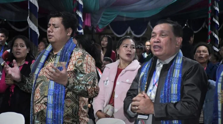 Ribuan Jemaat Padati KKR di Water Front City Samosir