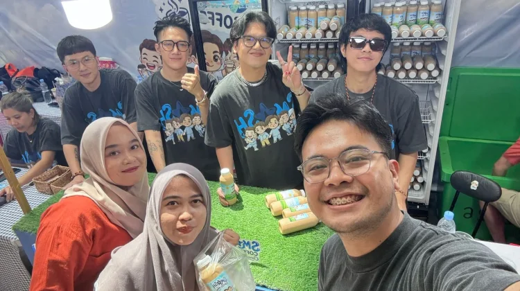 Penggemar Padati Antrean Smash Coffee saat Kehadiran SM*SH
