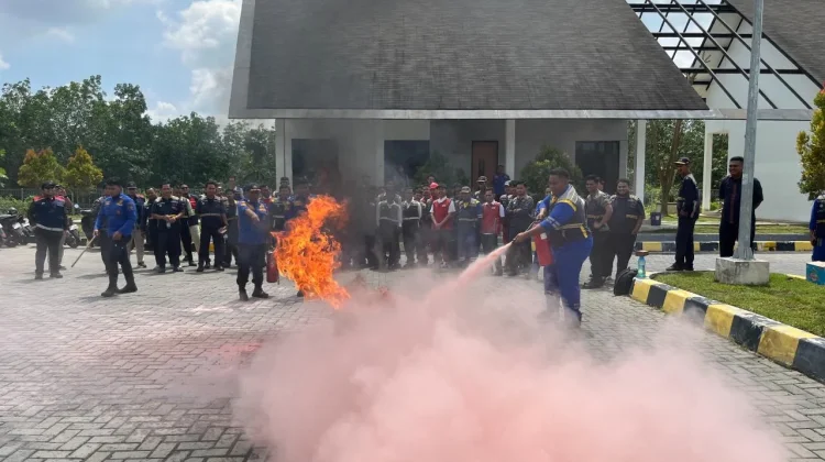 Petugas Tol Kutepat Dilatih Gunakan APAR dan Tangani Keadaan Darurat