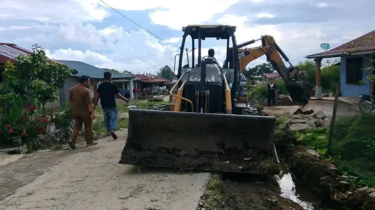 Gotong Royong Pemerintah Bersama Warga Sumbul, Perbaiki Infrastruktur Desa