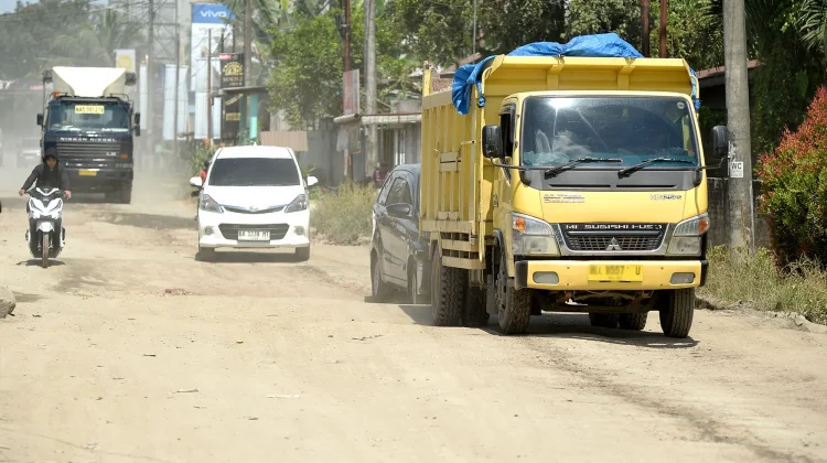Tinjau Jalan Rusak di Galang, Bobby Nasution Pastikan Perbaikan Segera Dimulai