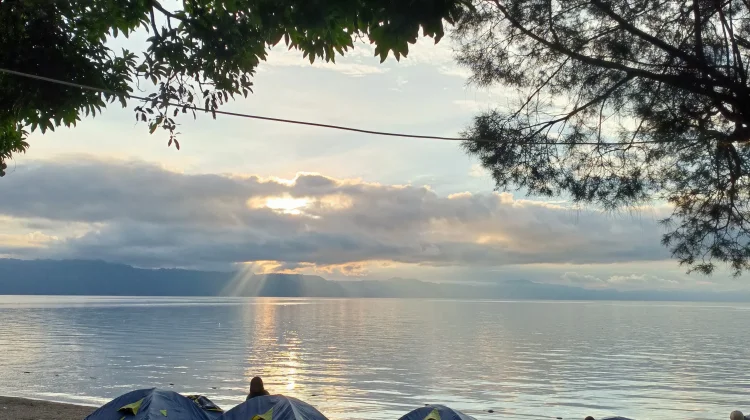 Menikmati Sunrise di Pinggiran Pantai Silalahi Danau Toba