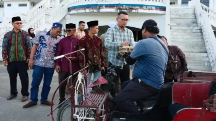 Bupati Labusel Salurkan 60 Paket Sembako kepada Pengemudi Becak Bermotor