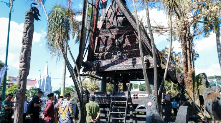 Rico Waas Pastikan Replika Rumah  Raja Sisingamangaraja yang Terbakar Segera Dipe
