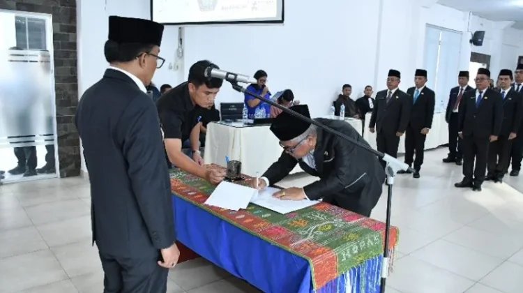 Wabup Samosir Lantik Sembilan Pejabat Pimpinan Tinggi Pratama