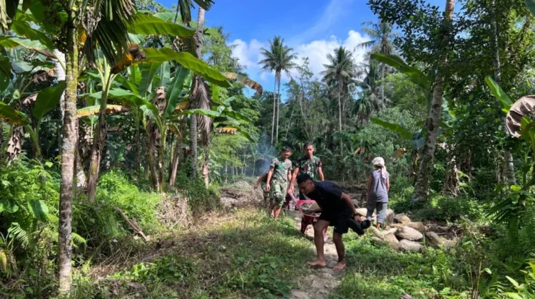 TNI dan Warga Gotong Royong Bangun Jembatan Gantung di Sungai Menaula