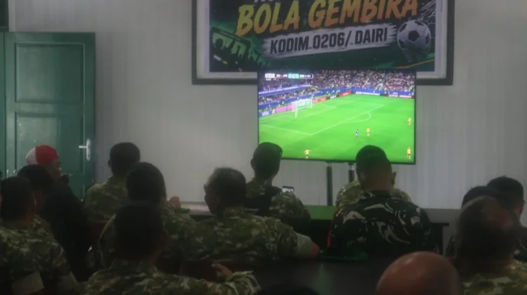 Nobar  Piala Dunia Jadi Momen TNI dan Warga Pererat Kebersamaan