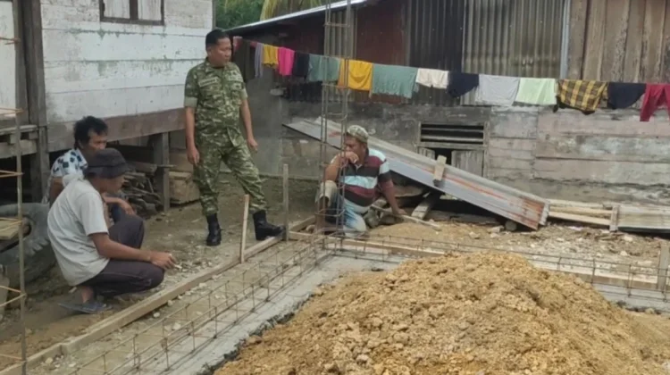 Babinsa Koramil 03/Parongil Hadir di tengah Warga, Bangun Kedekatan saat Pembangun