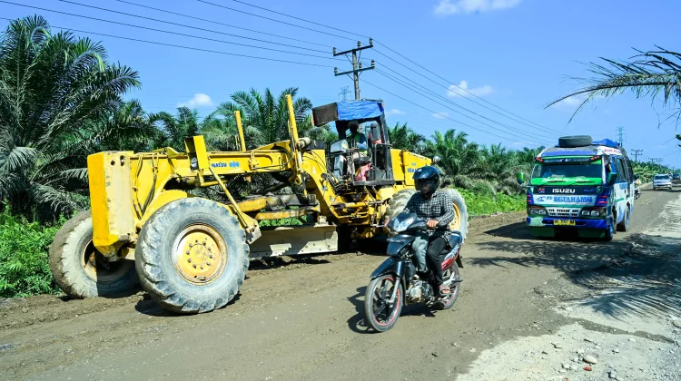 Bobby Nasution Wujudkan Perbaikan Jalan Strategis di Labuhanbatu