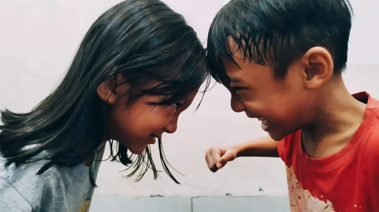 Perlakukan Anak Dengan Adil guna Atasi Sibling Rivalry