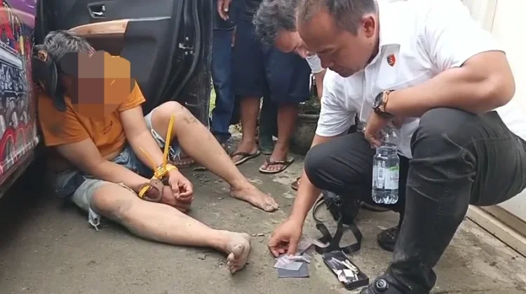 Driver Ojol Diduga Pengedar Sabu Tabrak Dua Sepeda Motor dan Rumah saat Kabur