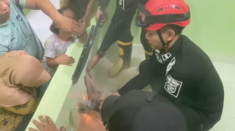 Damkar Asahan Evakuasi Kaki Bocah yang Tersangkut di Lubang Angin Rumah