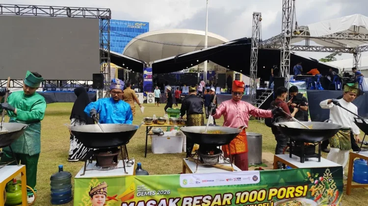 Lima Chef Racik Bubur Pedas dengan 40 Jenis Rempah di Arena Gelar Melayu Serumpun