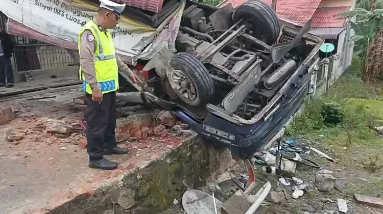 Bus Karya Agung Terbalik di Jalinsum Asahan, Delapan Penumpang Luka Ringan