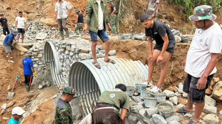 Prajurit  Rampungkan Pembangunan Jembatan Aramco di Desa Sait Kalangan II