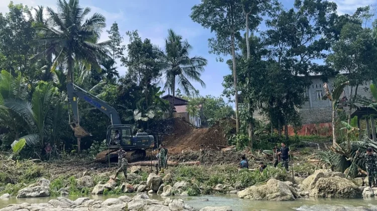 TNI Bangun Jembatan Modular di Gunungsitoli