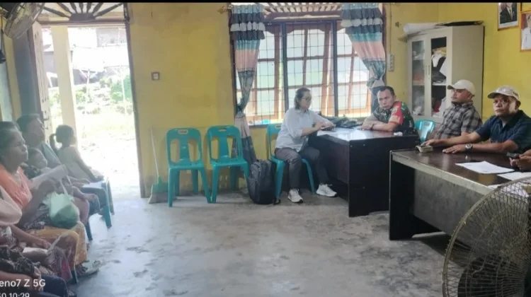 Babinsa Dampingi Penyaluran BLT Dana Desa untuk Warga Sarintonu