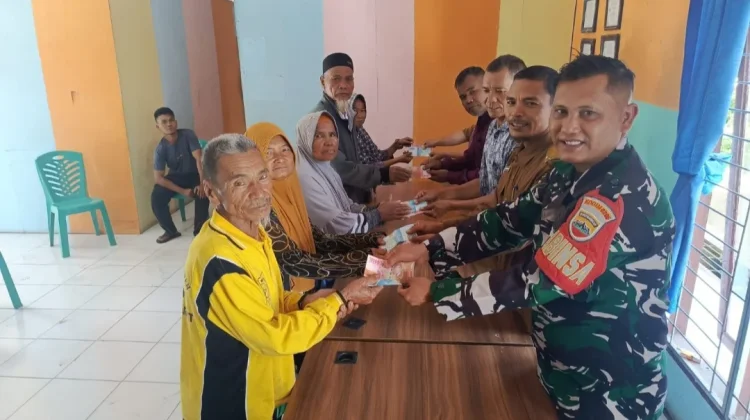 TNI Bersama Pemerintah Desa Pastikan BLT Miskin Ekstrem Tepat Sasaran di Perduhap