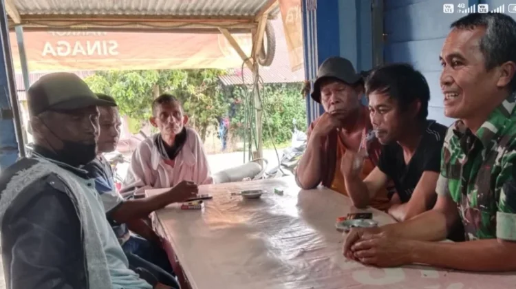 Babinsa Sapa Tokoh Masyarakat , Perkuat Keamanan dan Kebersamaan di Desa Tualang