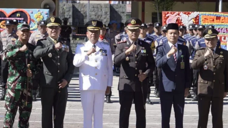 Bupati Karo Serahkan Penghargaan Bagi Personel Polres Karo Beprestasi