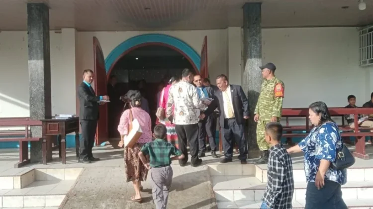 Monitoring Ibadah Minggu, Babinsa Pererat Silaturahmi dengan Jemaat HKBP Sidikal