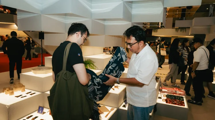 Reza Permadi Perluas Pasar Tenun Ikat Sumba