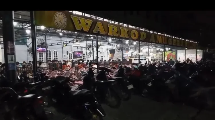 Penjaga Parkir Warkop Raup 150 Ribu Setiap Pertandingan Mulai Malam