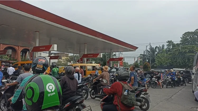 Pengisian BBM Antrean Panjang, Pengawas: Pendistribusian ke SPBU Tersendat