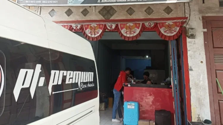 Keberangkatan Armada Travel Terkendala akibat Antrean Panjang