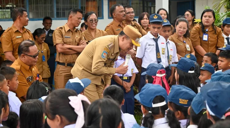 Bupati Humbahas Sambut Hari Pertama Masuk Sekolah
