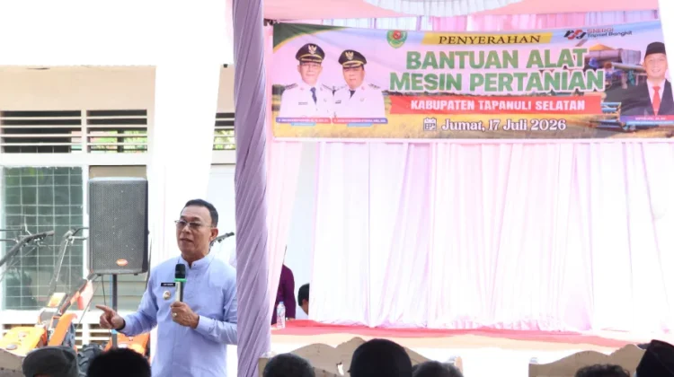 Dorong Produktivitas Petani, Bupati Tapsel Serahkan Bantuan Alsintan